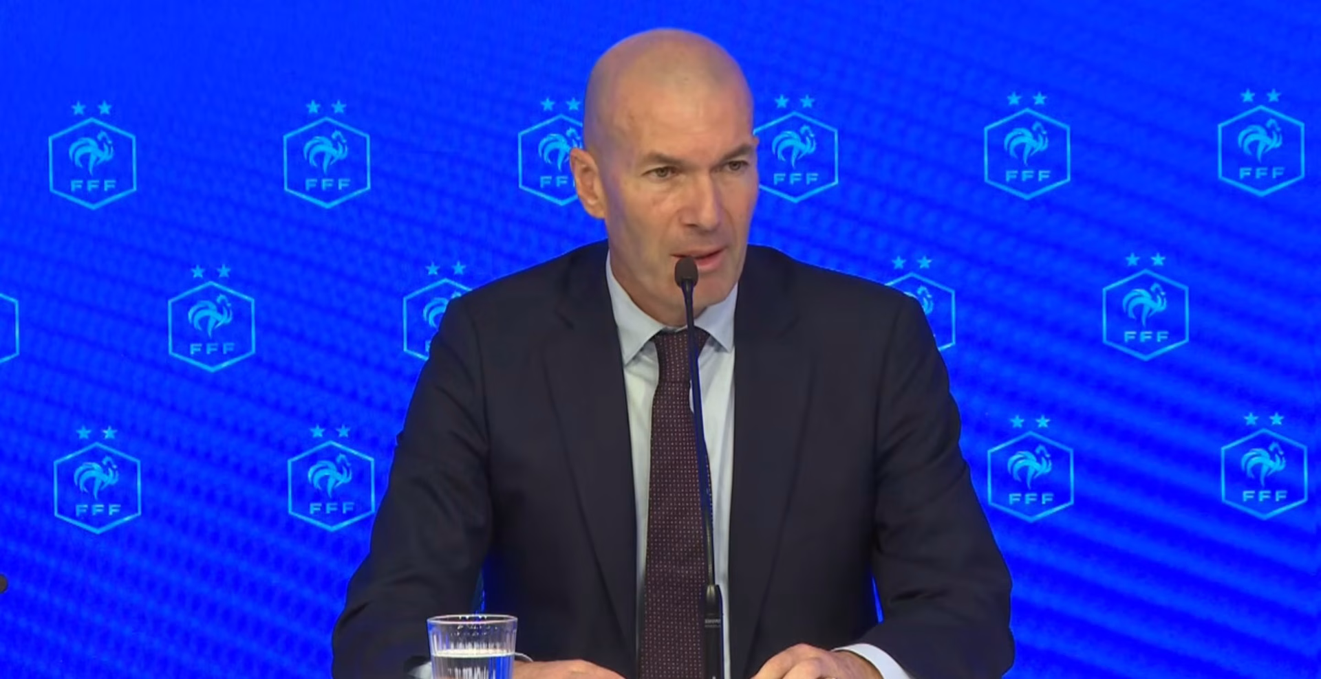 You are currently viewing Équipe de France : Zinédine Zidane succède officiellement à Didier Deschamps – Décryptage d’une nomination historique