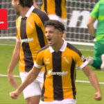 Mohamed Bachir Belloumi célébrant son doublé avec Hull City contre Chelsea à Stamford Bridge.
