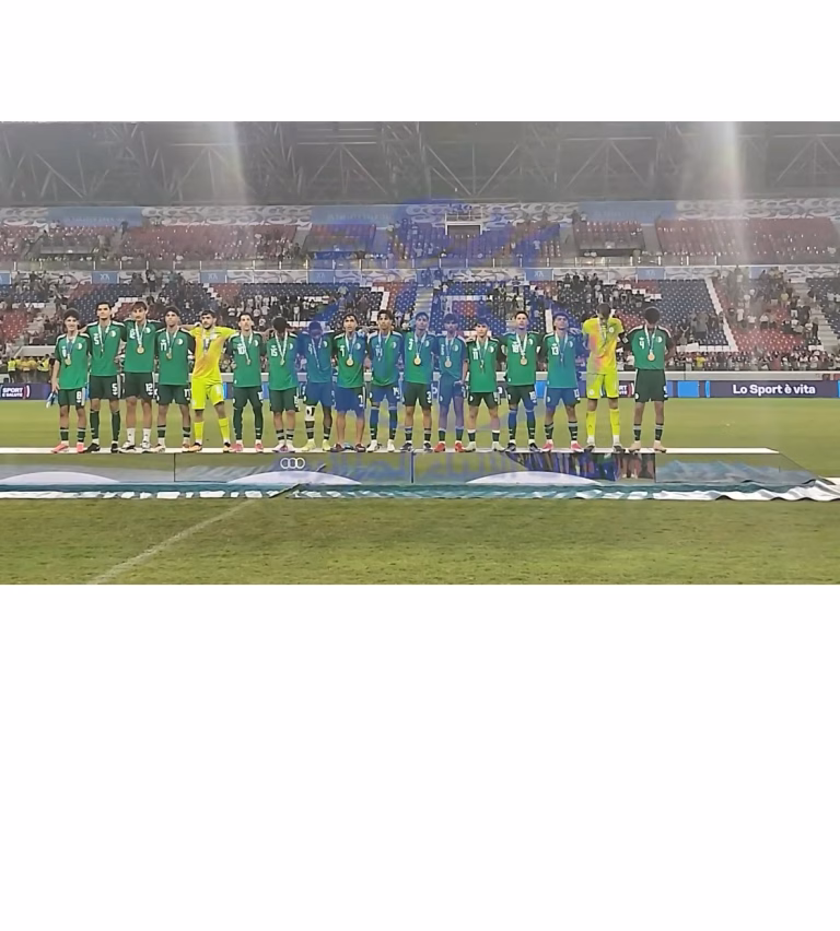 Les joueurs de l'équipe d'Algérie de football U21 célèbrent sur le podium avec leurs médailles d'or aux Jeux Méditerranéens de Tarente 2026.