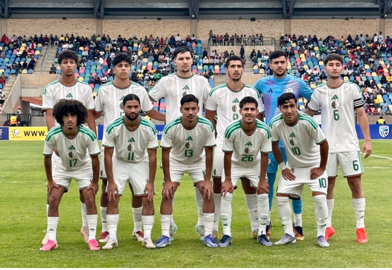 L'équipe d'Algérie U23 de football posant sur la pelouse de Bloemfontein avant le match contre l'Afrique du Sud