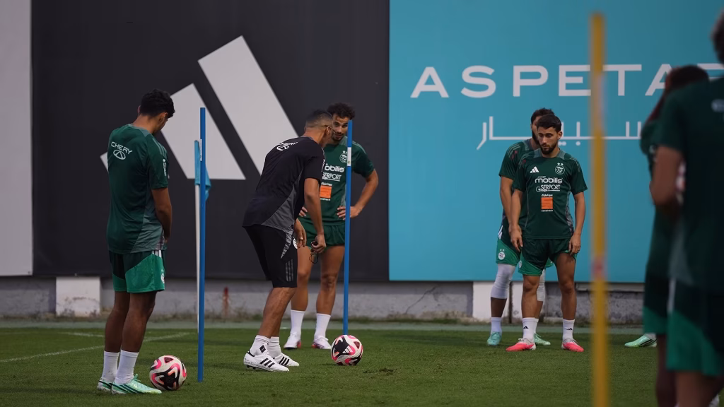 Brahim Hemdani sélectionneur de l'équipe d'Algérie dirigeant l'entraînement des Verts au CTN de Sidi Moussa
